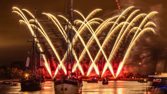 Feuerwerk bei der Hanse Sail 2023. © NDR Foto: Klaus Haase aus Prerow