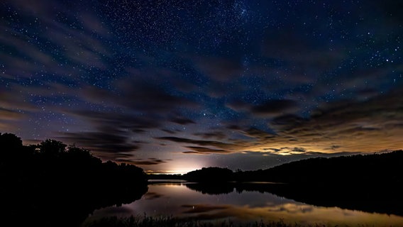 Sternenhimmel über dem Groß Labenzer See. © NDR Foto: Mario Heller aus Jürgenshagen