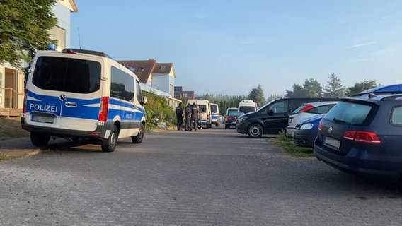 Razzia in Lütow, Polizeiwagen steht vor Haus in Lütow. © NDR Foto: Lars Engelbrecht