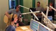 Kathrin Feistner singt im Studio von NDR 1 Radio MV, zusammen mit Hagen Zachow.  