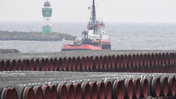 Rohre für die Ostsee-Gaspipeline Nord Stream 2 werden auf dem Gelände des Hafens Mukran bei Sassnitz gelagert. © dpa-Bildfunk Foto: Stefan Sauer