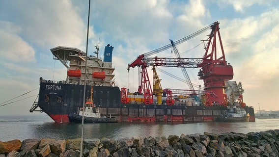 Das Rohr-Verlegeschiff "Fortuna" im Dezember 2020 auf dem Weg aus dem Hafen von Wismar in die Ostsee. © NDR Foto: Christoph Woest