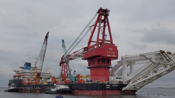 Das russische Verlegeschiff "Fortuna" verlässt am 14. Januar 2021 den Hafen Wismar. © Christoph Woest Foto: Christoph Woest