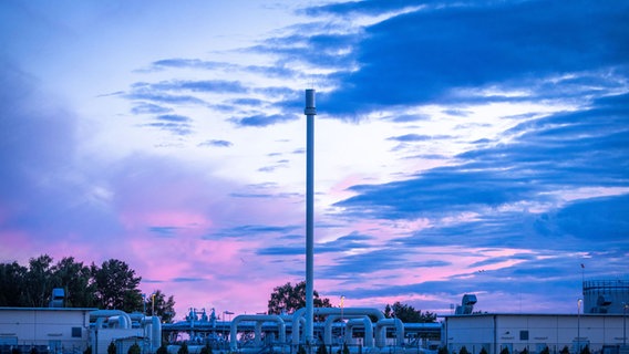 Rohrsysteme und Absperrvorrichtungen in der Gasempfangsstation der Ostseepipeline Nord Stream 1 und der Übernahmestation der Ferngasleitung OPAL (Ostsee-Pipeline-Anbindungsleitung) sind vor Sonnenaufgang zu sehen. © Jens Büttner/dpa 