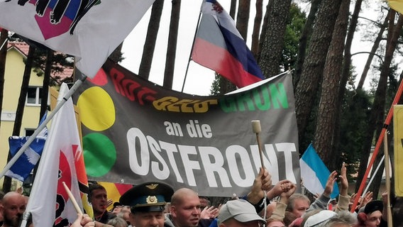 In Lubmin fordern einige Demonstranten "Rot-Gelb-Grün an die Ostfront" © Lars Kohstall Foto: Lars Kohstall