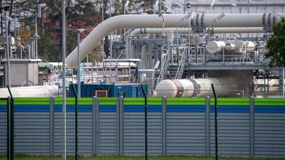 Blick auf Rohrsysteme und Absperrvorrichtungen in der Gasempfangsstation der Ostseepipeline Nord Stream 2. © dpa Foto: Stefan Sauer