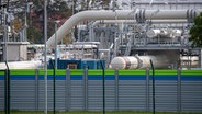 Blick auf Rohrsysteme und Absperrvorrichtungen in der Gasempfangsstation der Ostseepipeline Nord Stream 2. © dpa Foto: Stefan Sauer