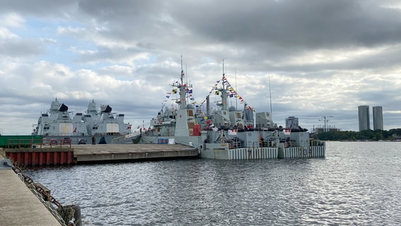 Militärschiffe ankern im Hafen von Riga. © dpa Foto: Alexander Welscher