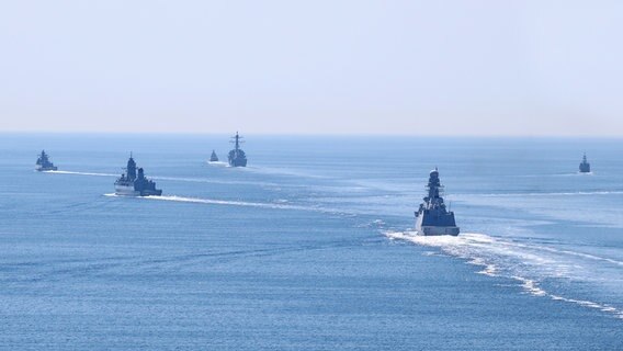 Formationsfahrt während des Manövers Baltops. © Presse- und Informationszentrum Marine Foto: Presse- und Informationszentrum Marine