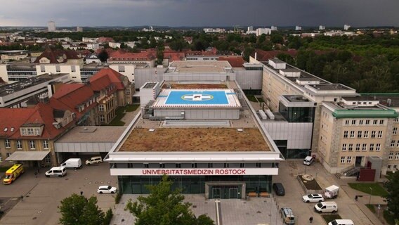 Das Universitäre Notfallzentrum der Universitätsmedizin Rostock mit seinem Hubschrauberlandeplatz. © dpa-Bidlfunk Foto: Bernd Wüstneck