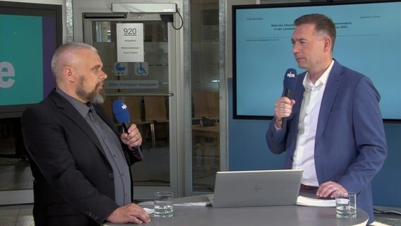 NDR MV Live mit Moderator Roman Schmelter und Reporter Sebastian Giebel © NDR Foto: NDR