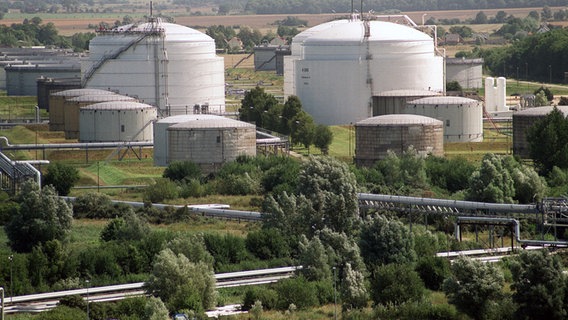 Die 37 Meter hohen weißen Tanks des Rohbenzin-Tanklagers der Buna Sow Leuna Olefinverbund GmbH (BSL), das seit Ende 1997 Stück für Stück fertiggestellt wurde, überragen die übrigen Tanks im Rostocker Ölhafen. © picture-alliance / ZB | Bernd_Wüstneck Foto: picture-alliance / ZB | Bernd_Wüstneck