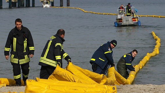 Technisches Hilfswerk (THW) und Freiwillige Feuerwehren trainieren am Ostseestrand von Graal-Müritz bei Rostock die Ölbekämpfung. © dpa Foto: Bernd Wüstneck