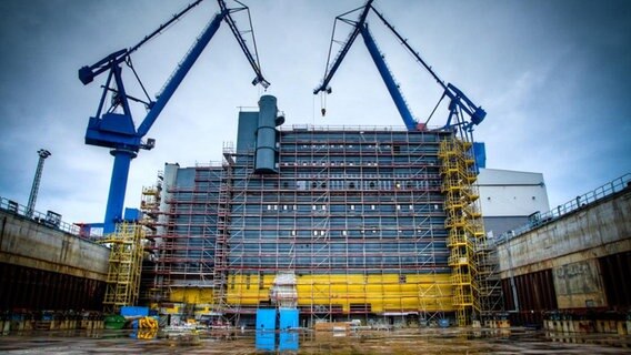 Eine Offshore-Plattform befindet sich auf der Warnemünder Werft im Bau. Eine Offshore-Plattform befindet sich auf der Warnemünder Werft im Bau. © Nordic Yards Foto: Nordic Yards