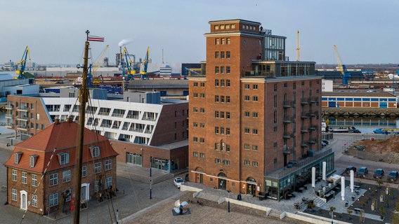 Der Ohlerich-Speicher, ein historisches Gebäude im Wismarer Hafen, aus der Luft fotografiert. © IMAGO Foto: Christian Thiel