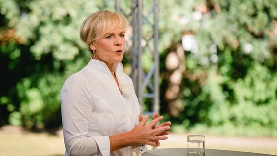 Die Linke-Politikerin Simone Oldenburg steht an einem Tisch während eines Interviews. © NDR Foto: Katharina Kleinke
