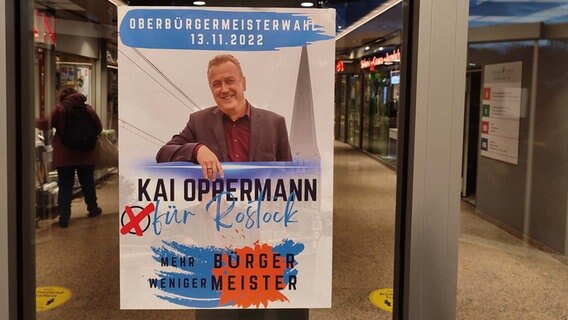 Wahlplakat von Kai Oppermann, parteiloser OB-Kandidat in Rostock. © NDR.de Foto: Marian Thürmer/NDR.de