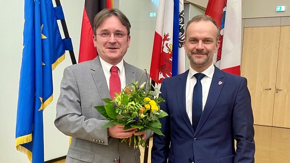 Stadtpräsident Prof. Dr. Roman Oppermann (l.) und Oberbürgermeister Silvio Witt (r.). © Vier-Tore-Stadt Neubrandenburg Foto: Vier-Tore-Stadt Neubrandenburg