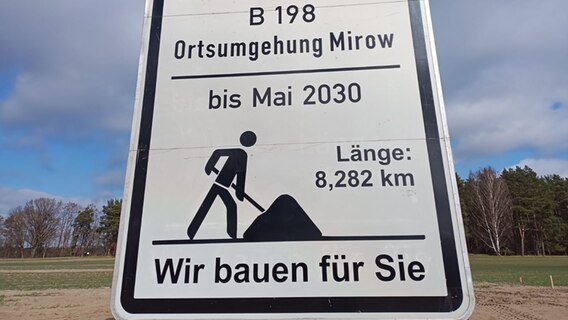 Ein Bauschild weißt auf die Arbeiten an der Ortsumgehung in Mirow hin. © NDR Foto: Thomas Köhler