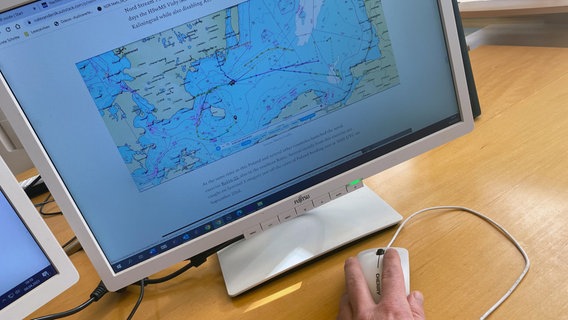 Screenshot: Hand an Maus mit Bildschirm, auf dem eine Karte dargestellt ist © MarineTraffic/oalexanderdk.substack.com/NDR Foto: NDR