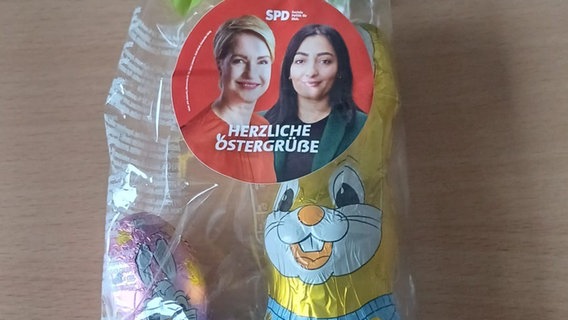 Auf einer Tüte mit einem Osterhasen prangt ein Aufkleber der SPD. © NDR 