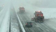 Winterdienst auf Autobahn © NDR Foto: NDR