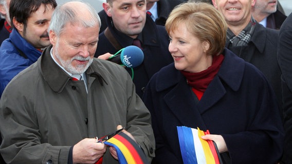 Bundeskanzlerin Angela Merkel und der Ministerpräsident Harald Ringstorff bei der Eröffnung der Ostseeautobahn A 20. © picture-alliance/ dpa/dpaweb Foto: Jens Büttner
