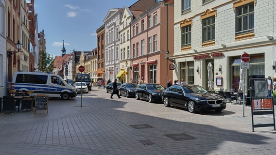 Police and government vehicles are parked in downtown Wismar © NDR Photo: Christoph Woest