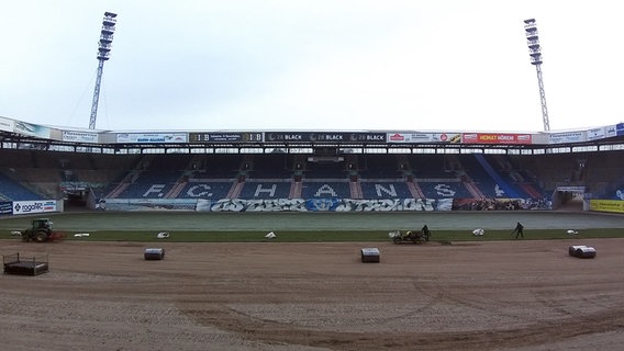 Im Ostseestadion in Rostock wird neuer Rasen verlegt. Zuvor wurde eine neue Rasenheizung eingebaut. © Steffen Baxalary Foto: Steffen Baxalary