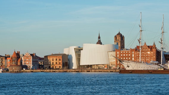 Blick auf das Ozeaneum Stralsund und die Hafeninsel vom Wasser aus. © Ozeaneum Stralsund Foto: Johannes-Maria Schlorke