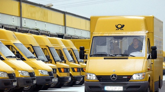 Fahrzeuge vor der Paket-Zustellbasis der Deutschen Post in Rostock-Roggentin. © dpa-picture alliance 