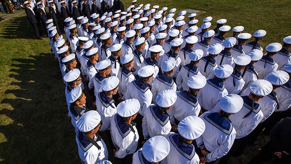 Knapp 230 Marinerekruten werden in Parow vereidigt. © dpa-Bildfunk Foto: Jens Büttner