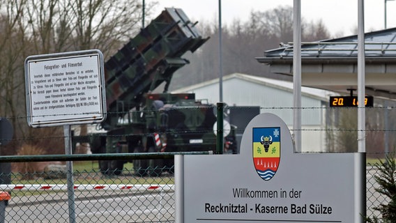 Ein gefechtsbereites Flugabwehrraketensystem vom Typ "Patriot" des Flugabwehrraketengeschwaders 1 der Bundeswehr in der Recknitztal-Kaserne in Bad Sülze © dpa Foto: Bernd Wüstneck