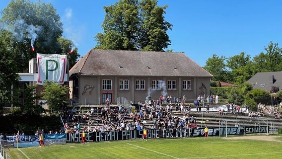 Fußball-Fans vor dem letzten Spiel auf der Schweriner Paulshöhe © Christoph Kümmritz Foto: Christoph Kümmritz
