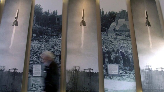 Bilder vom Start eine V2-Rakete sind am 21.03.2001 in der Ausstellung des Historisch-Technischen Informationszentrums Peenemünde zu sehen. © dpa Foto: Jens Büttner