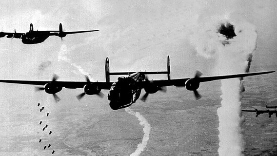 Bombenabwurf der Royal Air Force über dem Deutschen Reich während des Zweiten Weltkriegs. © picture-alliance 