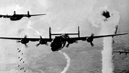 Bombenabwurf der Royal Air Force über dem Deutschen Reich während des Zweiten Weltkriegs. © picture-alliance 