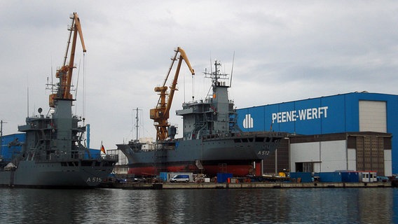 Schiffe der Marine vor der Wolgaster Peene-Werft. © NDR Foto: Dörte Rochow