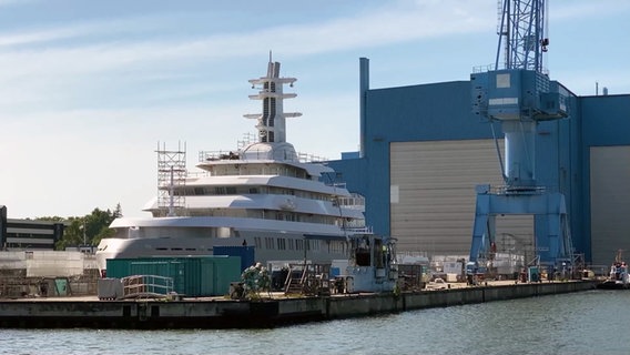 Eine in Bau befindliche Luxusjacht im Dock der Peene-Werft in Wolgast. © NDR Foto: NDR