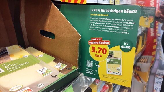 Seit Montag verlangt der Discounter Penny für einige seiner Produkte "wahre Preise" - also Preise, die Umweltfolgekosten enthalten. © NDR Foto: Sandra Luner