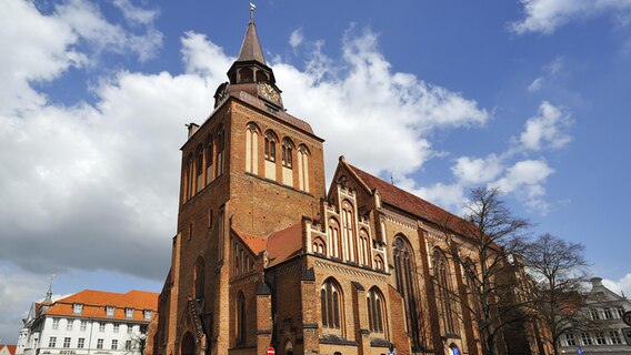 Das Bild zeigt die Pfarrkirche St. Marien in Gestrow © picture alliannce Foto: Helmut Meyer zur Capellen