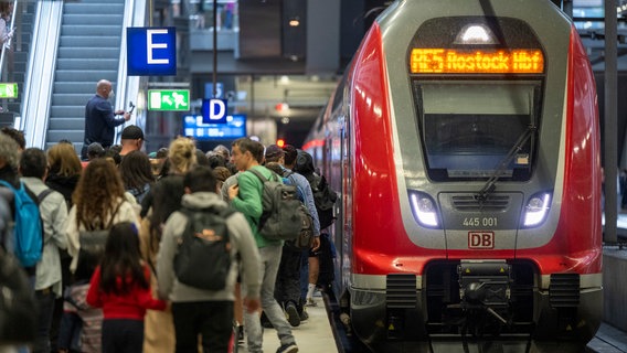 Zahlreiche Menschen steigen am Hauptbahnhof in einen Regionalzug der Linie RE5 nach Rostock. © dpa Foto: Monika Skolimowska