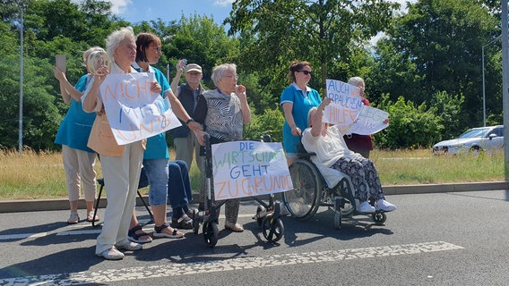Pflegende und Pflegebedürftige demonstrieren gemeinsam vor der AOK in Schwerin. © NDR Foto: Fabian Weißhaupt