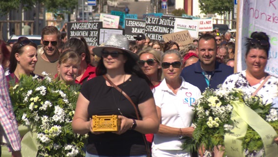 Pflegerinnen demonstrieren in der Schweriner Innenstadt für bessere Bedingungen in der Pflege. © NDR Foto: NDR