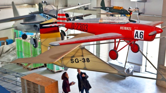 Mehrere Flugzeugmodelle hängen an der Decke der Luftfahrthalle. © dpa Foto: Jens Büttner