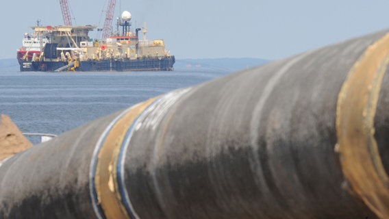 Das Pipeline-Verlegeschiff "Castoro 10" © dpa - Bildfunk Foto: Stefan Sauer