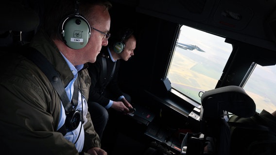 LAJ: Federal Savunma Bakanı Boris Pistorius (solda, SPD) hava kuvvetlerine yaptığı açılış ziyaretine giderken bir A400M'de otururken yanında bir Eurofighter uçuyor.  © Fabian Sommer/dpa +++ dpa Görüntü Radyosu +++ Fotoğraf: Fabian Sommer/dpa +++ dpa Görüntü Radyosu +++
