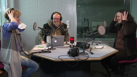 "Dorf Stadt Kreis"-Moderator Thomas Naedler im Gespräch mit den NDR Reporterinnen Melanie Wollscheid und Katja Bülow.  