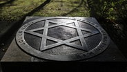 Der Gedenkstein auf dem Jüdischen Friedhof in Rostock (Mecklenburg-Vorpommern). © dpa-Bildfunk Foto: Bernd Wüstneck