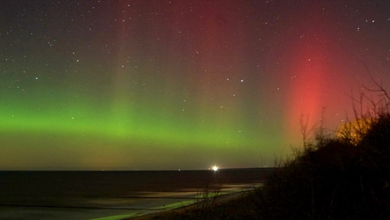 Polarlichter haben in der Nacht vom 26. auf den 27. Februar 2023 den Himmel über Ahrenshoop rot und grün leuchten lassen. © Klaus Czerwinski aus Ahrenshoop Foto: Klaus Czerwinski aus Ahrenshoop